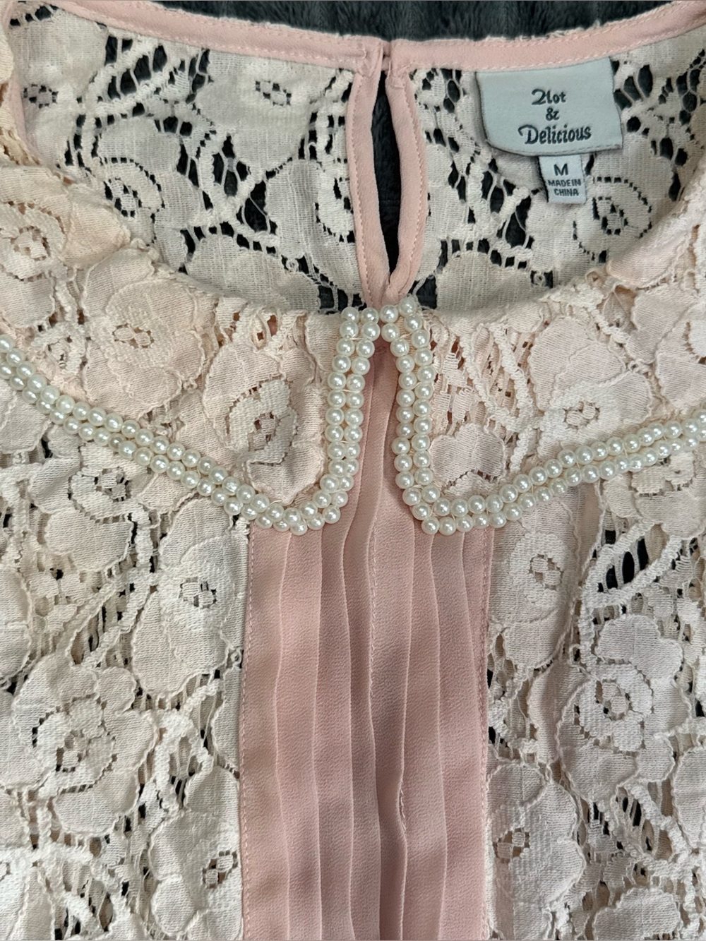 Medium Hot & Delicious Pearl-Trim Blush Pink Lace Sleeveless Top (B8) - Picture 2 of 6